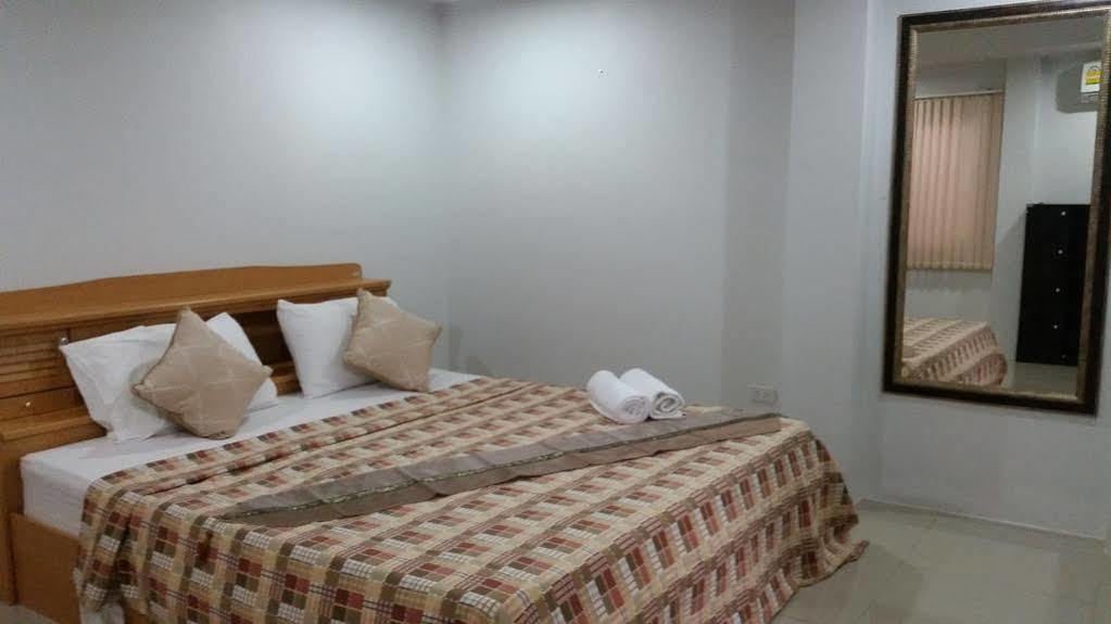 Sea View Apartments Sattahip Extérieur photo