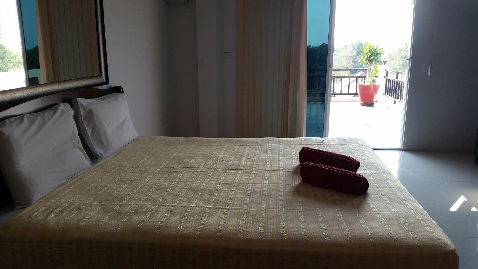 Sea View Apartments Sattahip Extérieur photo